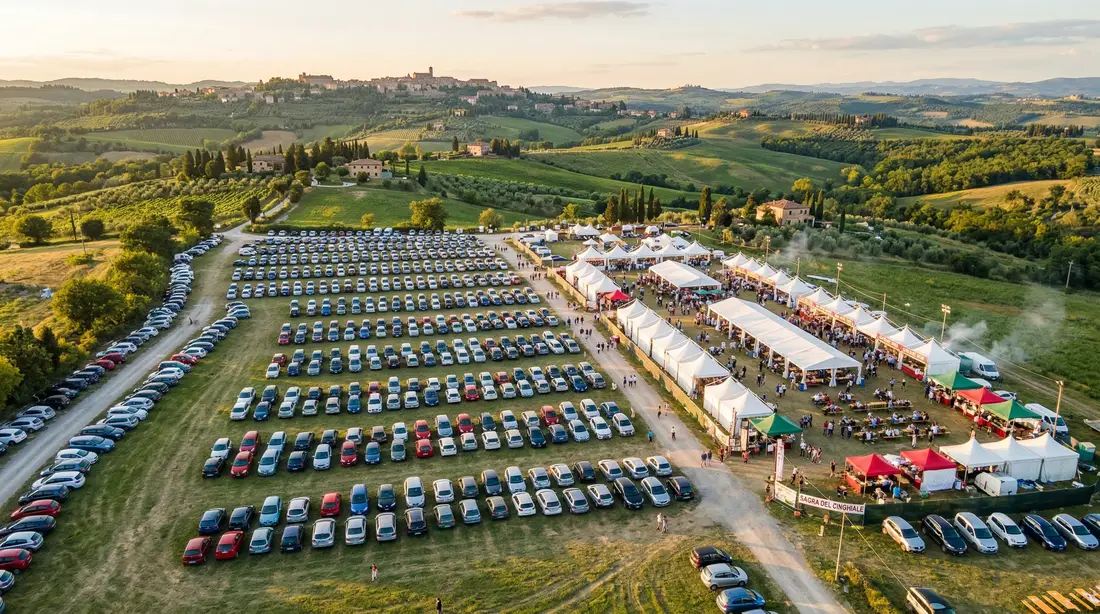Veduta aerea del parcheggio di una sagra con tendoni